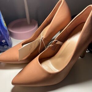Blush color neutral heels NWT size 8.5